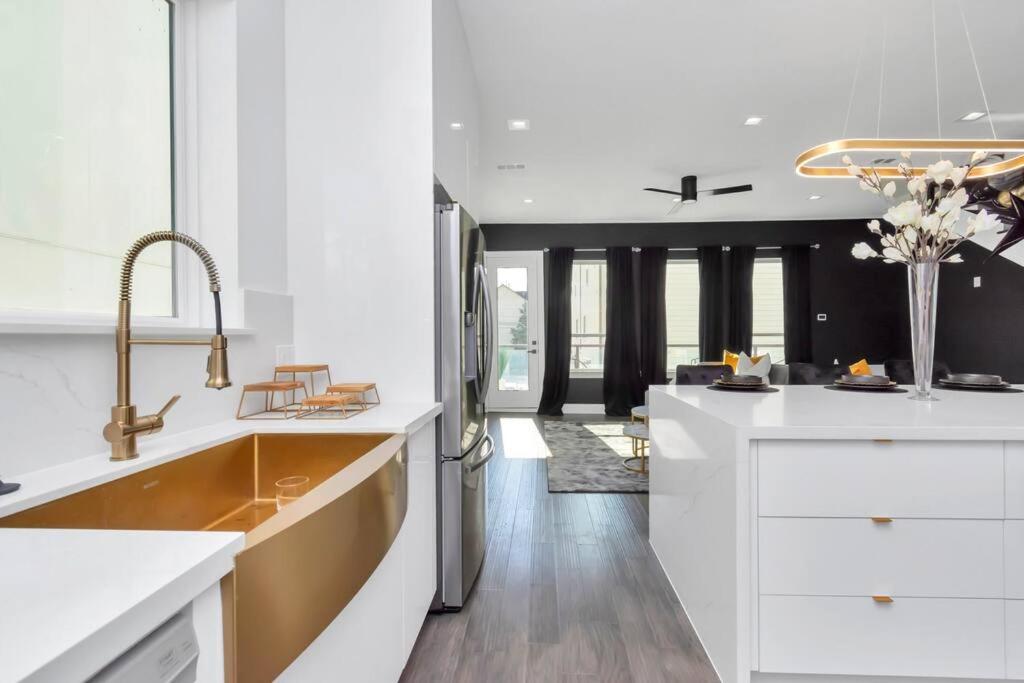 The Suite Spot! Downtown Skyline Views! Sleeps 12 Houston Exterior foto